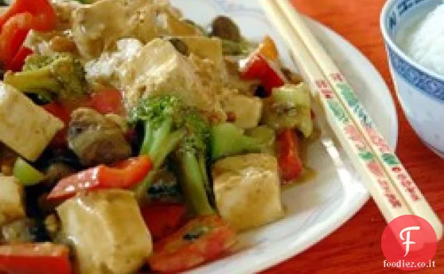 Tofu e verdure in salsa di arachidi