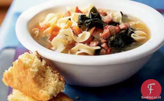 Prosciutto, verdure di cavolo nero e ciotola di noodle all'uovo