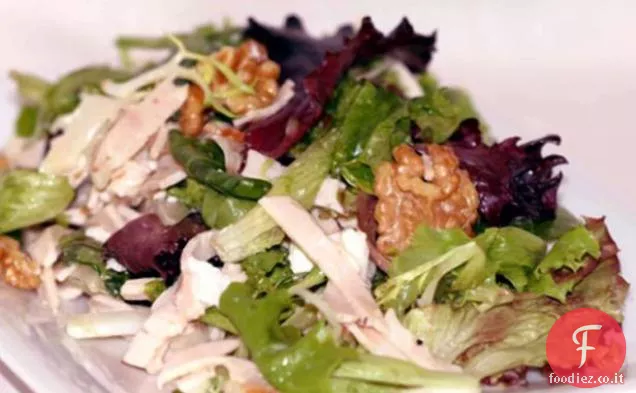 Insalata di tacchino affumicato con formaggio di capra e noci