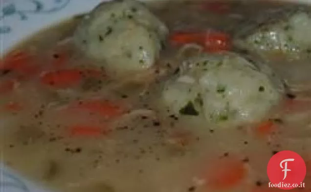 Zuppa di tacchino abbondante con gnocchi di prezzemolo
