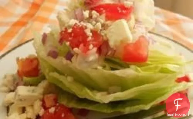 Insalata di cuneo con elegante salsa di formaggio blu