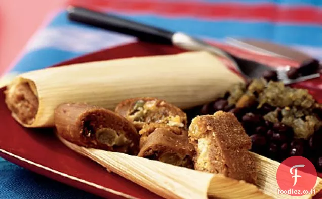 Tamales di formaggio di capra con olive e uvetta
