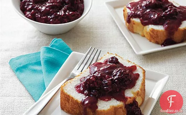 Angel Food Cake con composta di bacche miste