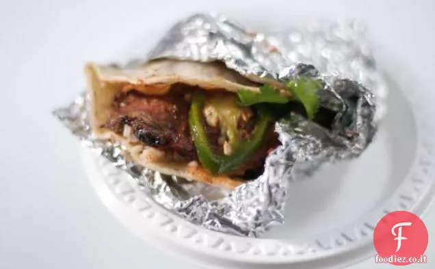 Indiano speziato Tri-Tip Tacos con cumino Basmati riso e salsa di pomodoro piccante