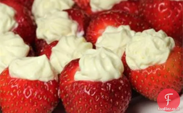 Budino e fragole ripiene di panna
