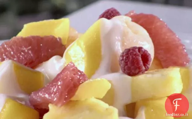 Insalata di frutta al mango mattutina con yogurt al lime