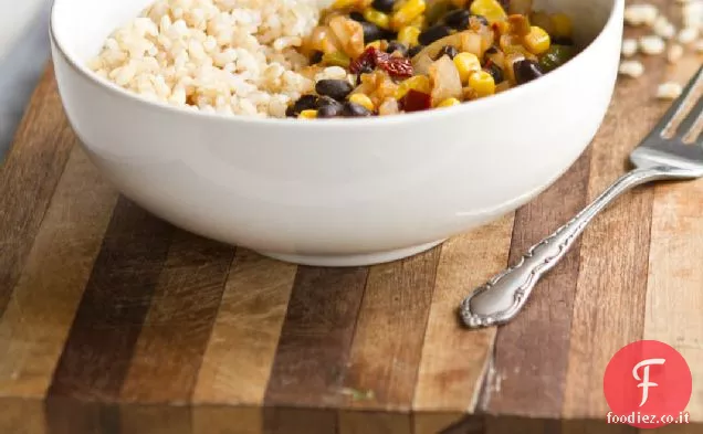Chipotle fagioli neri, mais, e ciotola di riso