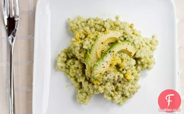 Risotto cremoso all'avocado e orzo
