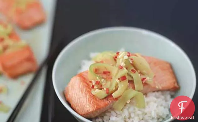 Ciotola di riso salmone con salsa di zenzero e lime