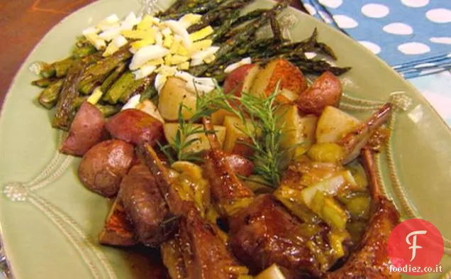 Costolette di agnello al Rosmarino Salsa di Prugne e Asparagi arrostiti con Vinaigrette al limone e uovo a dadini