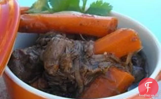 Abbondante stufato di manzo cotto lentamente