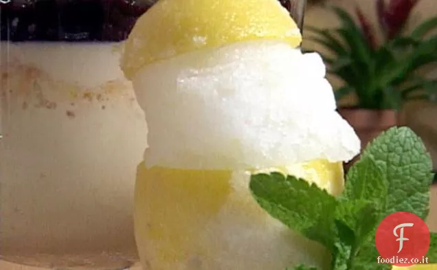 Ghiaccio al limone e zenzero in tazze di limone