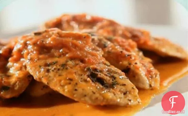 Pollo scottato in padella con salsa di pomodoro arrosto