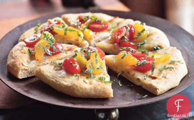 Focacce all'aglio con Mozzarella affumicata e Vinaigrette di Pomodoro