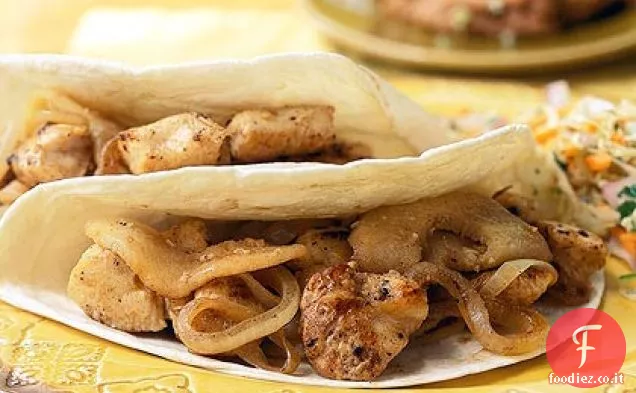 Tacos morbidi di pollo con cipolle saltate e mele