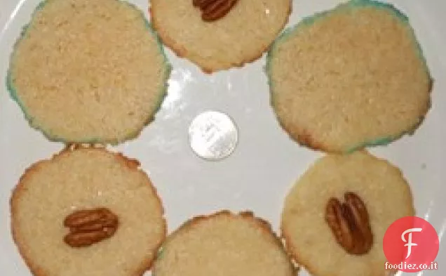 Biscotti al burro danese zuccherati con metà di noci pecan