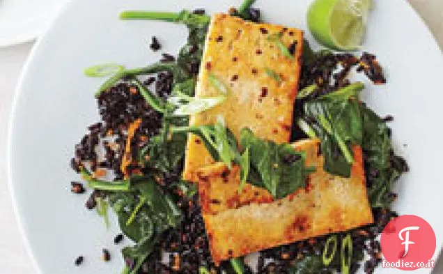 Riso nero fritto con tofu allo zenzero e spinaci
