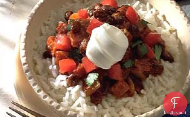 Facile peperoncino di fagioli neri su riso