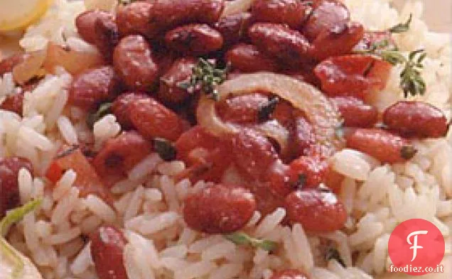 Fagioli rossi piccanti su riso