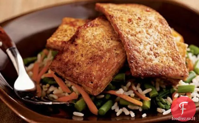 Tofu glassato al peperoncino su asparagi e riso