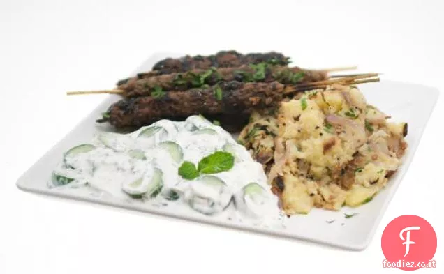 Kebab di agnello macinato con glassa di melograno, patate speziate bengalesi e cetriolo persiano Raita