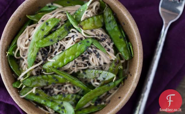 Piselli tostati e tagliatelle di Soba con salsa di soia al miele