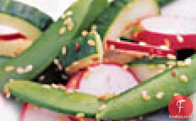 Insalata di piselli, ravanelli e cetrioli a scatto di zucchero