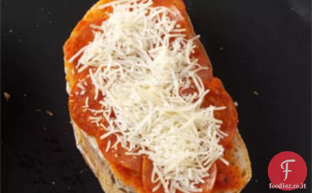 Panini alla pizza con peperoni alla griglia