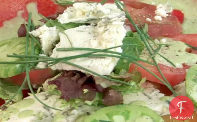 Insalata di pomodori cimelio con verdure fresche, formaggio blu e salsa di erba cipollina cremosa