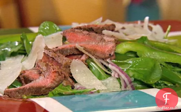 Insalata di rucola con bistecca, parmigiano rasato e Vinaigrette al limone