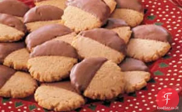 Biscotti al burro di arachidi immersi
