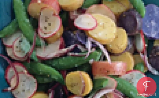 Insalata di patate Caesar con piselli a scatto di zucchero