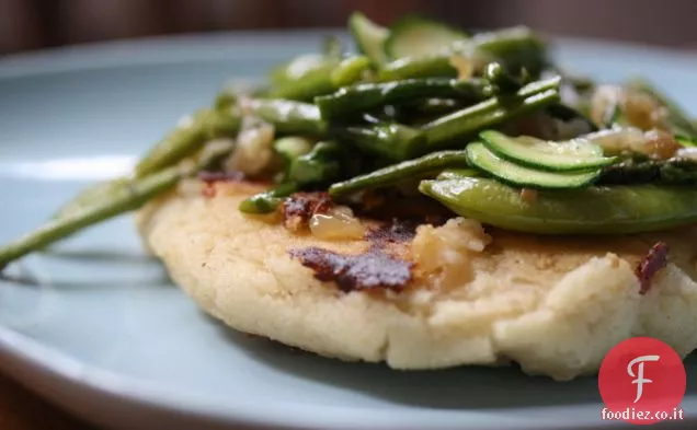 Arepas di mozzarella oversize con verdure estive
