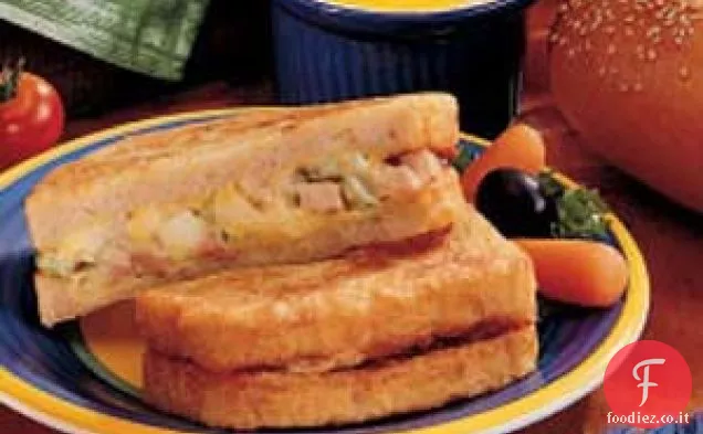 Panini con insalata di prosciutto e uova alla griglia