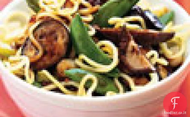 Insalata di noodle asiatica con melanzane, piselli a scatto di zucchero e condimento al lime