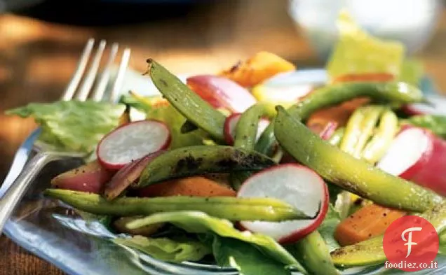 Insalata di verdure alla griglia con salsa cremosa di formaggio blu