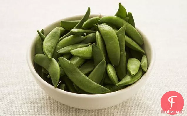 Insalata di piselli e mandorle con menta e arancia