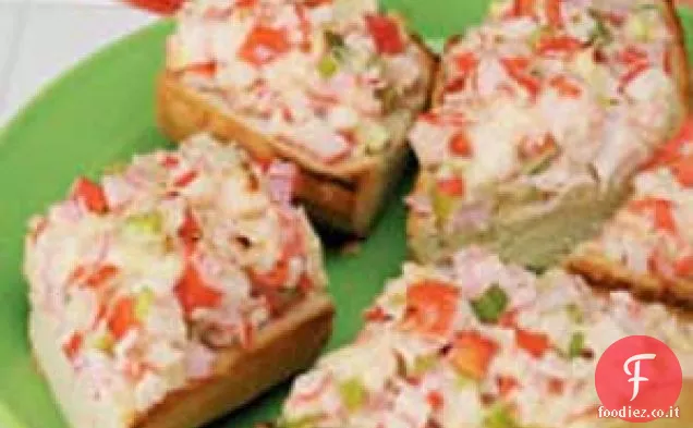 Panini con insalata di granchio a faccia aperta