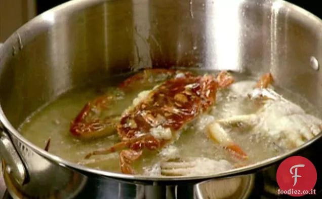 Granchio a guscio morbido scottato in padella con cipolle sottaceto e aglio Aioli