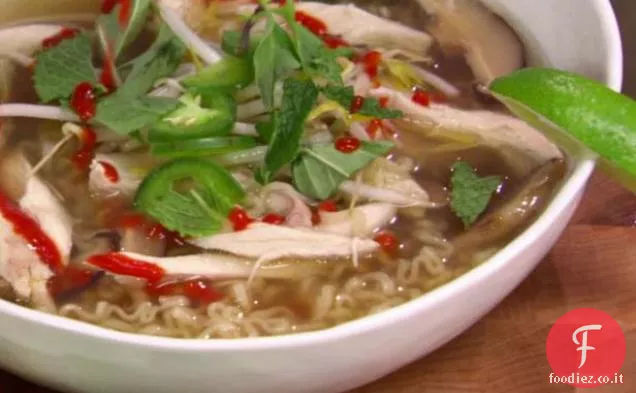 Zuppa di noodle di pollo vietnamita