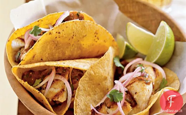 Tacos di pesce alla griglia con cipolle sottaceto e Salsa Roja