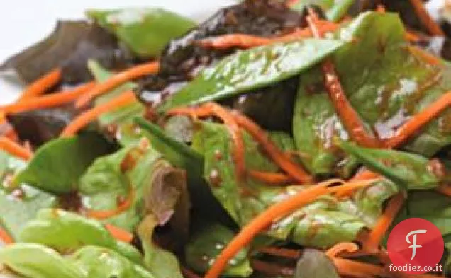 Insalata di piselli e carote di neve con condimento di miso-tamari