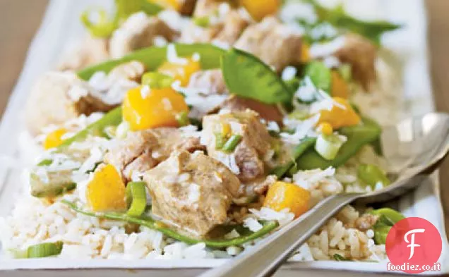 Maiale al curry di cocco, pisello di neve e mango saltati in padella
