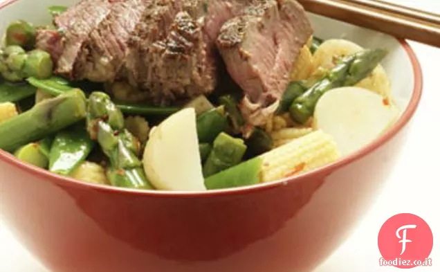 Insalata di filetto di manzo con asparagi, Snowpeas, zenzero e succo di lime