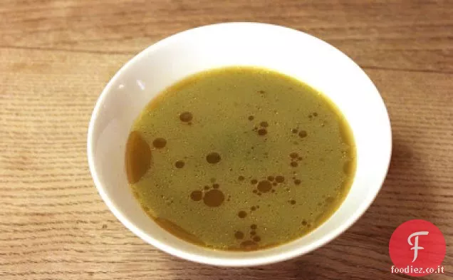 99 Zuppa di Ranch Market con germogli di pisello di neve e erba cipollina all'aglio