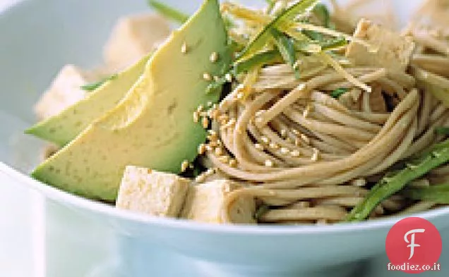 Tagliatelle di Soba con tofu, avocado e piselli di neve