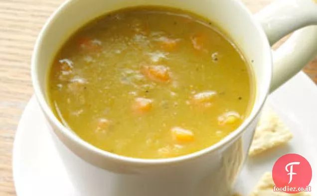 Zuppa di piselli spaccati di verdure
