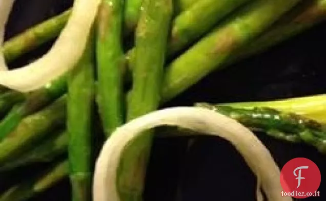 Asparagi in padella con cipolle