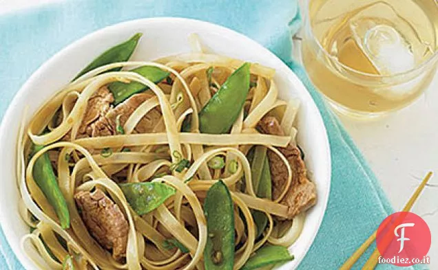 Carne di maiale saltata in padella, piselli e spaghetti di riso