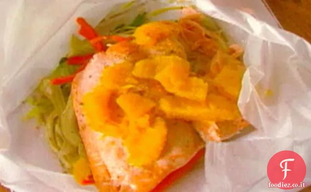 Filetto di salmone en Papillote con Julienne di verdure